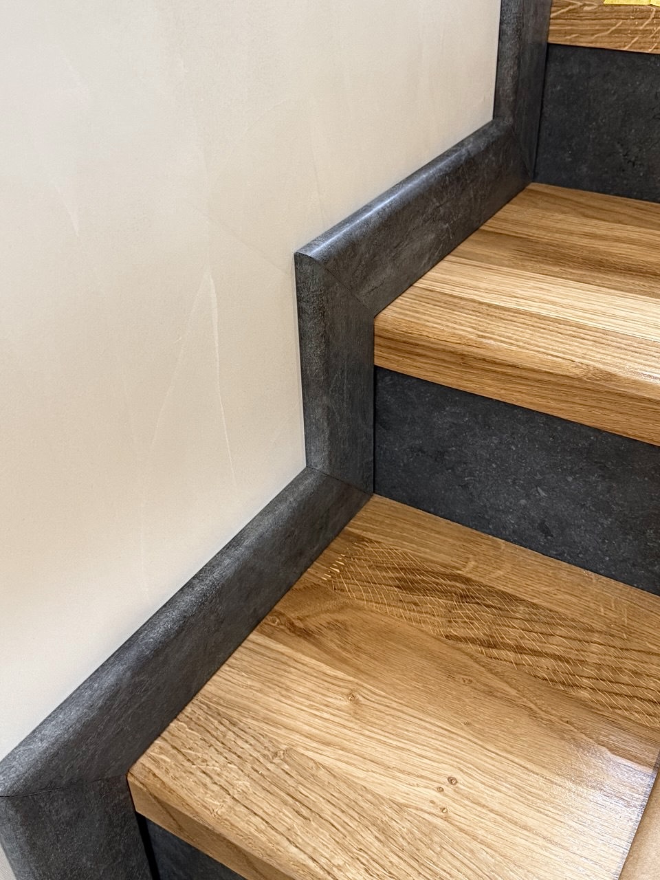 В інтер'єрі будинку використано плінтус 7715P-19165